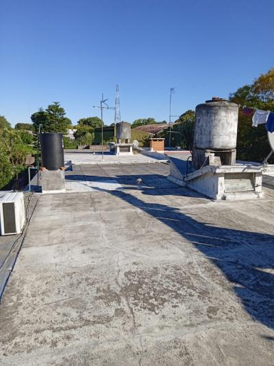 SE VENDE CASA 2 DORMITORIOS EN JARDINES DEL HIPODROMO