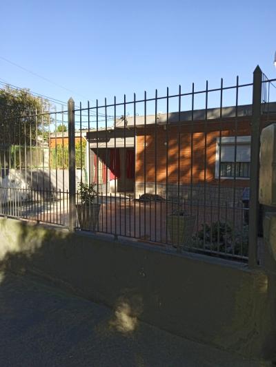 SE VENDE CASA 2 DORMITORIOS EN JARDINES DEL HIPODROMO