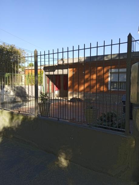 SE VENDE CASA 2 DORMITORIOS EN JARDINES DEL HIPODROMO-1