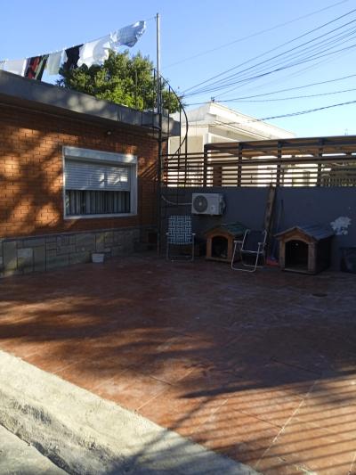 SE VENDE CASA 2 DORMITORIOS EN JARDINES DEL HIPODROMO