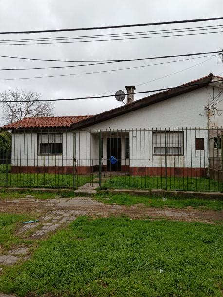 SE VENDE CASA 3 DORMITORIOS Y TERRENO ANEXO CON GRAN POTENCIAL-1