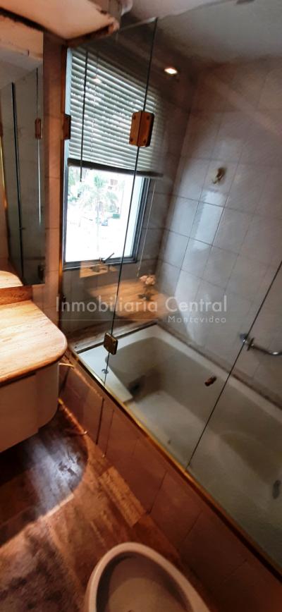 Gran planta sobre avenida a metros del Puertito del Buceo - OPORTUNIDAD -