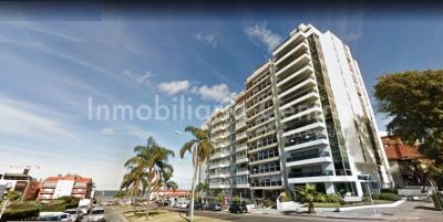 Gran planta sobre avenida a metros del Puertito del Buceo - OPORTUNIDAD -