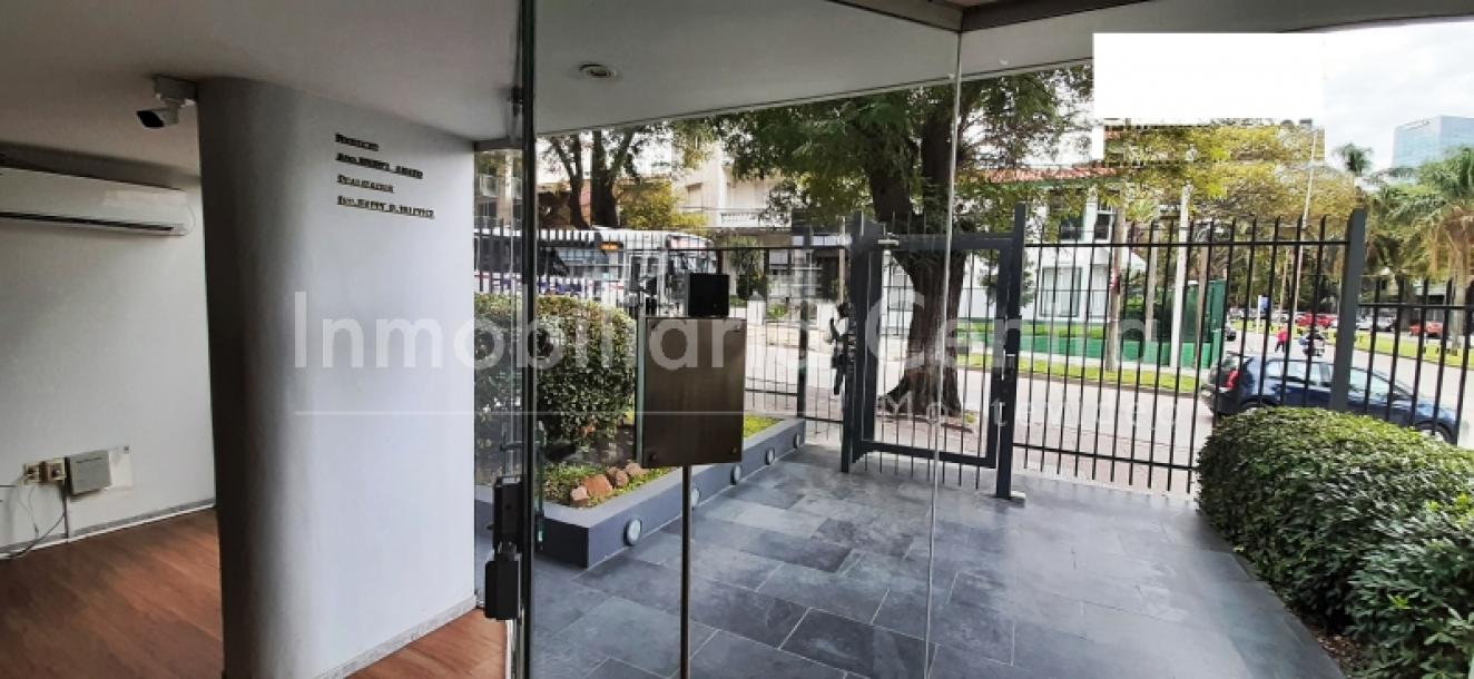 Gran planta sobre avenida a metros del Puertito del Buceo - OPORTUNIDAD --4