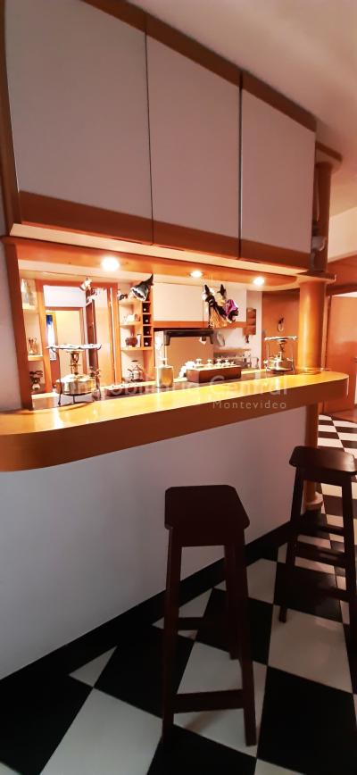 Gran planta sobre avenida a metros del Puertito del Buceo - OPORTUNIDAD -