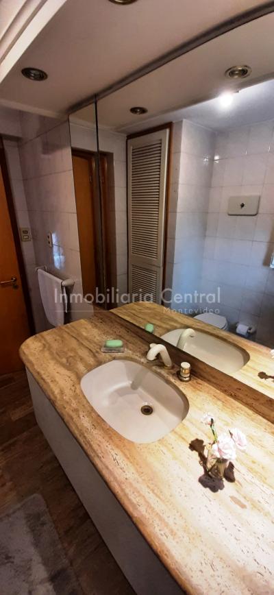 Gran planta sobre avenida a metros del Puertito del Buceo - OPORTUNIDAD -