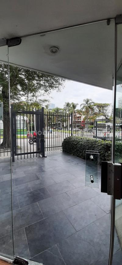 Gran planta sobre avenida a metros del Puertito del Buceo - OPORTUNIDAD -