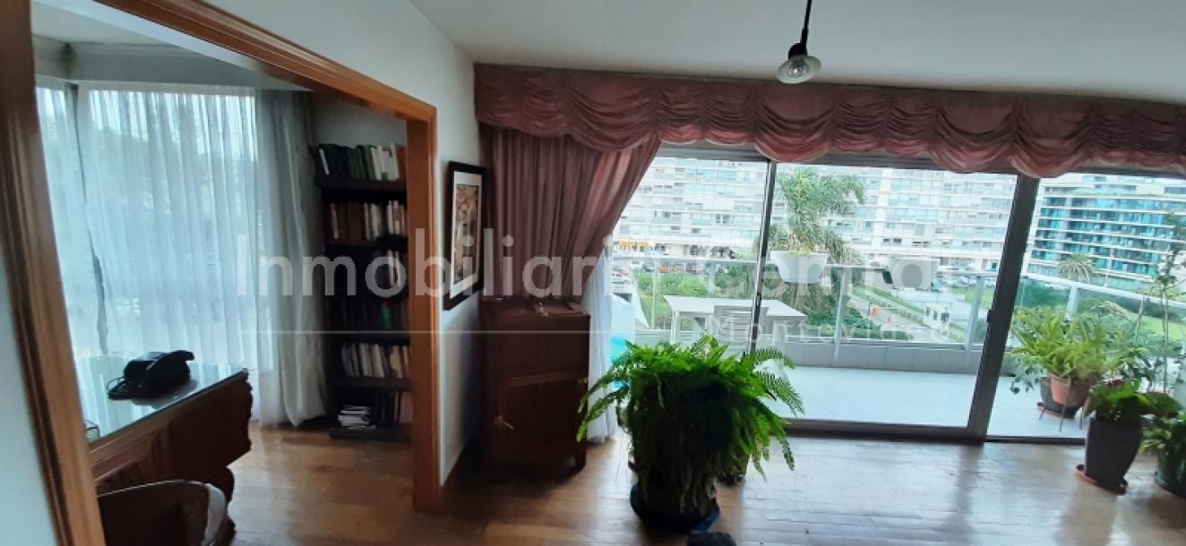 Gran planta sobre avenida a metros del Puertito del Buceo - OPORTUNIDAD --24