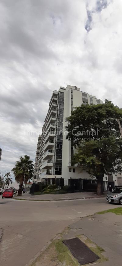 Gran planta sobre avenida a metros del Puertito del Buceo - OPORTUNIDAD -