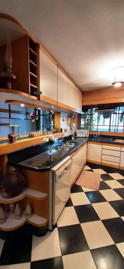 Gran planta sobre avenida a metros del Puertito del Buceo - OPORTUNIDAD -