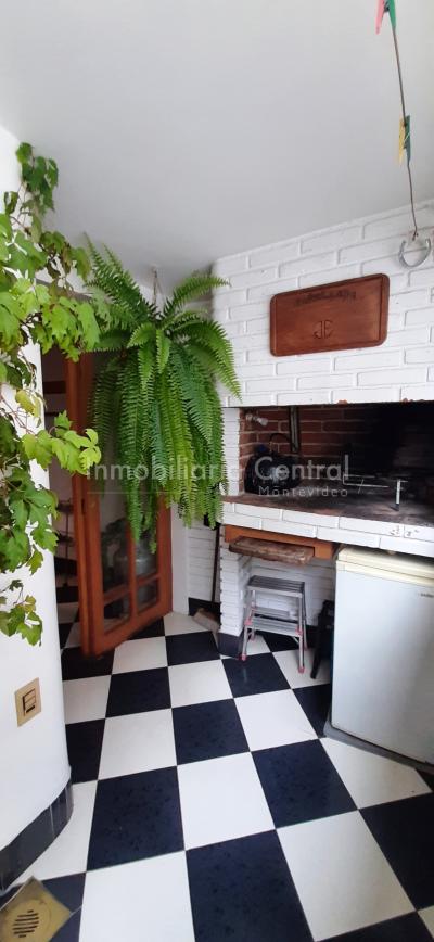 Gran planta sobre avenida a metros del Puertito del Buceo - OPORTUNIDAD -