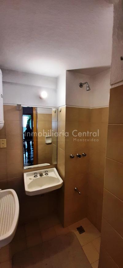 Gran planta sobre avenida a metros del Puertito del Buceo - OPORTUNIDAD -