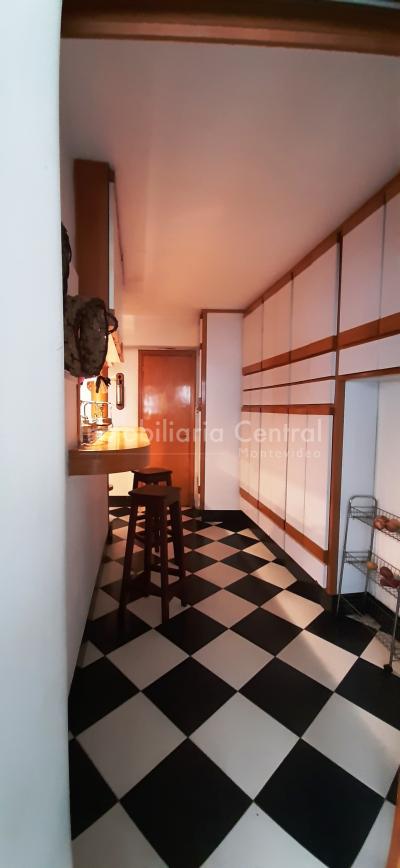 Gran planta sobre avenida a metros del Puertito del Buceo - OPORTUNIDAD -