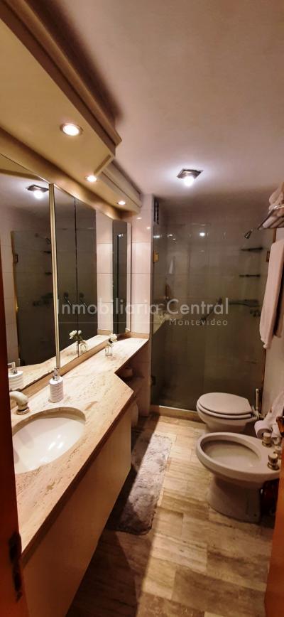 Gran planta sobre avenida a metros del Puertito del Buceo - OPORTUNIDAD -