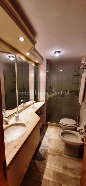 Gran planta sobre avenida a metros del Puertito del Buceo - OPORTUNIDAD --54