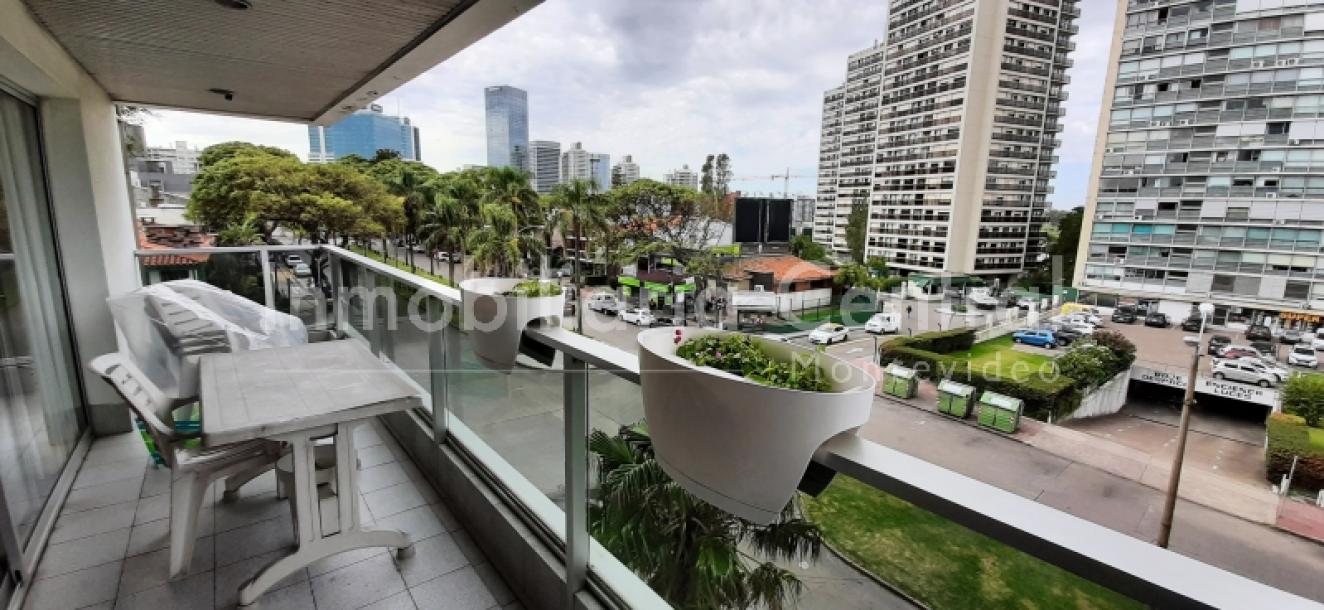 Gran planta sobre avenida a metros del Puertito del Buceo - OPORTUNIDAD --17