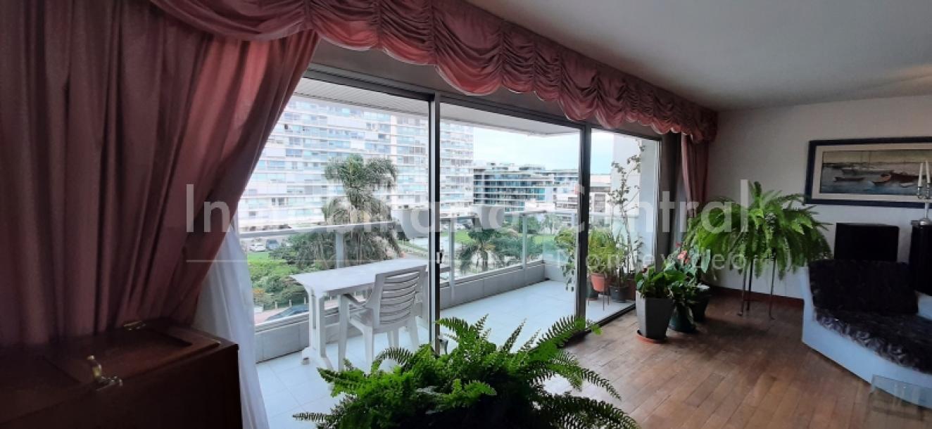 Gran planta sobre avenida a metros del Puertito del Buceo - OPORTUNIDAD --14
