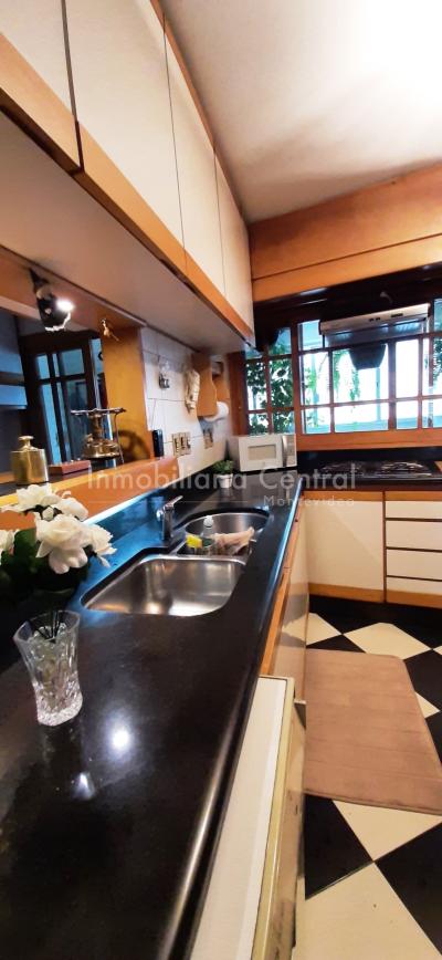 Gran planta sobre avenida a metros del Puertito del Buceo - OPORTUNIDAD -