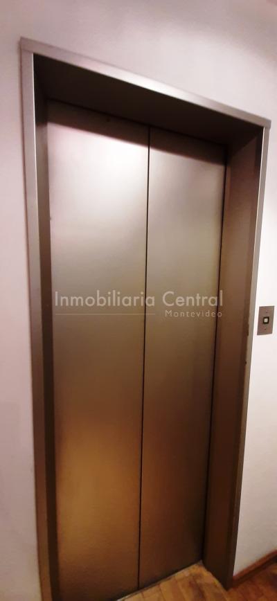 Gran planta sobre avenida a metros del Puertito del Buceo - OPORTUNIDAD -