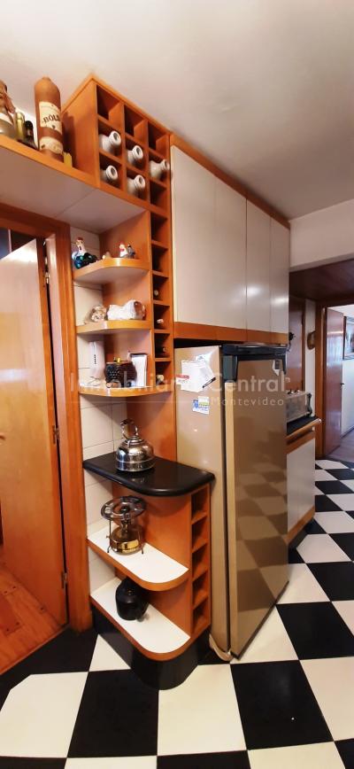 Gran planta sobre avenida a metros del Puertito del Buceo - OPORTUNIDAD -