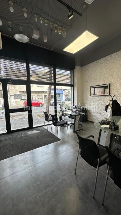 RESERVADO! Gran local 400mts. Dos plantas en zona comercial. Cordón - La comercial