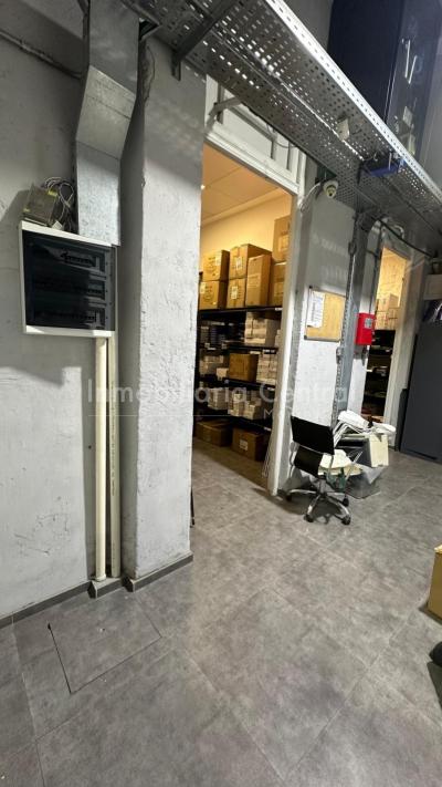 RESERVADO! Gran local 400mts. Dos plantas en zona comercial. Cordón - La comercial