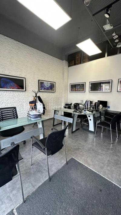 RESERVADO! Gran local 400mts. Dos plantas en zona comercial. Cordón - La comercial