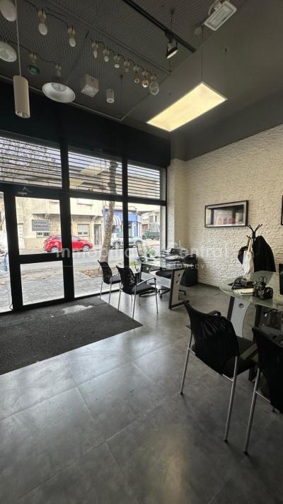 RESERVADO! Gran local 400mts. Dos plantas en zona comercial. Cordón - La comercial