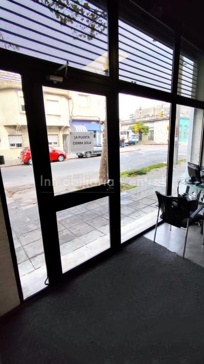 RESERVADO! Gran local 400mts. Dos plantas en zona comercial. Cordón - La comercial