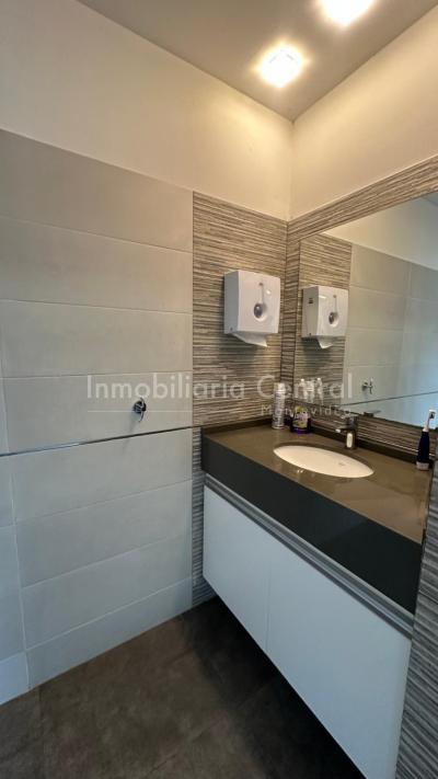 RESERVADO! Gran local 400mts. Dos plantas en zona comercial. Cordón - La comercial