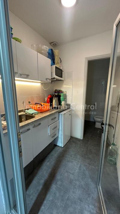 RESERVADO! Gran local 400mts. Dos plantas en zona comercial. Cordón - La comercial