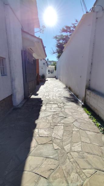 Oficina en Carrasco, sobre avenida principal, próximo a Rbla.-17