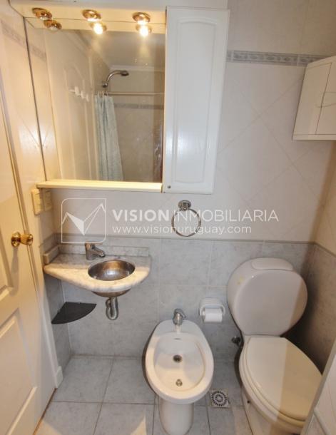 Apartamento-Monoambiente equipado, 25 m2, frente al Punta Carretas Shopping.-14