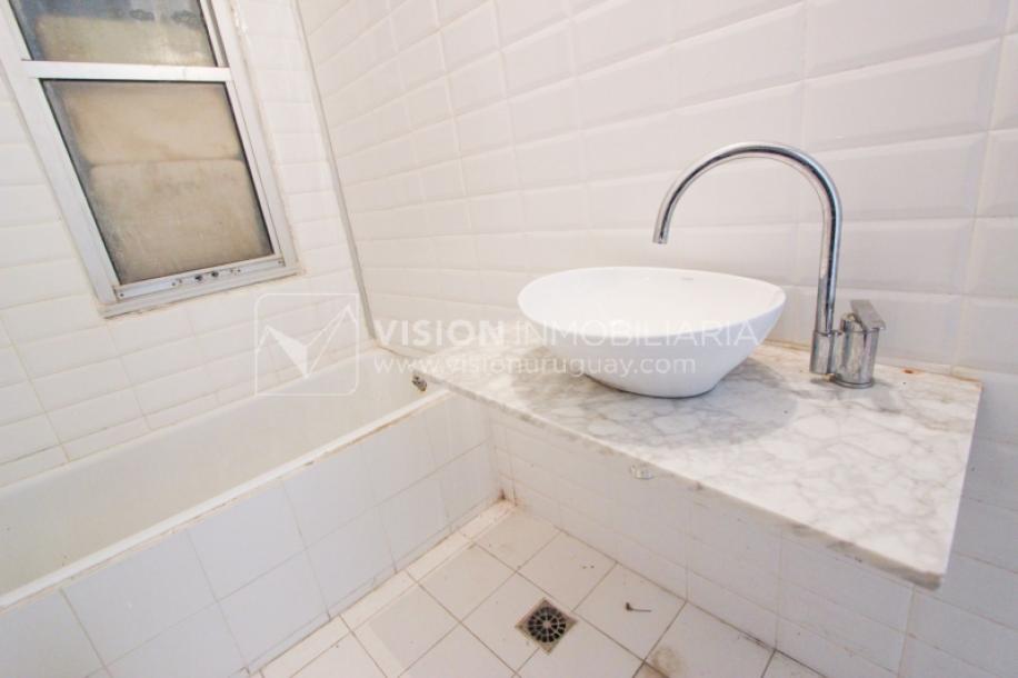 Padrón Único de 280 m2 en Punta Carretas a 50 mts. de Rambla. 132 m2 construidos. Ideal para proyectar su casa, edificio de 3 o 4 pisos, empresa, local gastronómico o restaurante, clínica, instituto u otro. Originalmente 2 dorm y 2 baños, garaje, pat-16