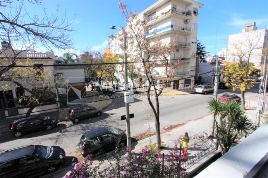 Padrón único de 641m2 en Pocitos con Casa de 13 ambientes, 302m2 construidos.-49