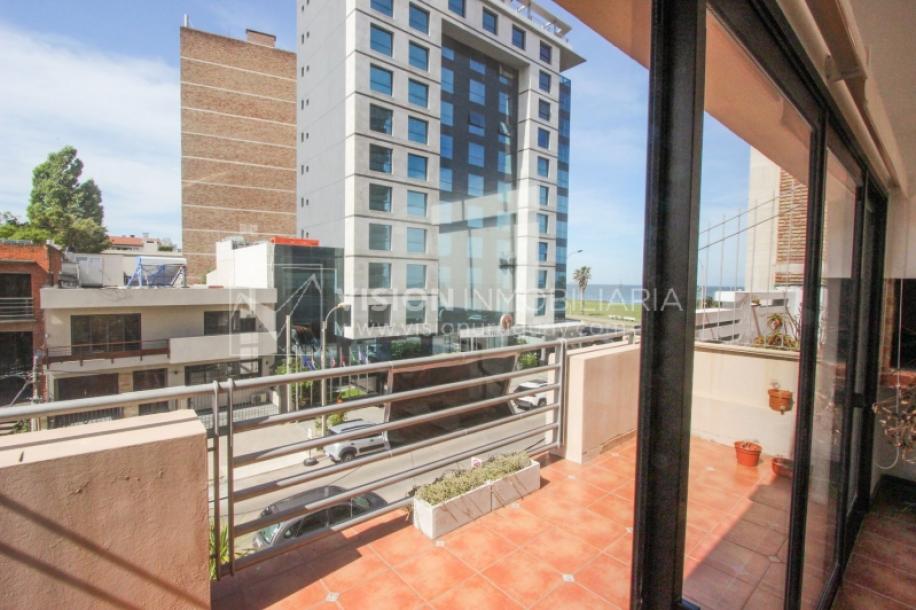 Casa inmaculada, reciclaje gran nivel, diseño y confort, Padrón Único, Punta Carretas; 3 dorm y 3 baños, barbacoa cerrada y terraza al frente, patio interior, 202 m2 construidos. A 20 mts. de Rambla, vista lateral al mar.-81