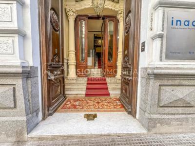 Oportunidad de Inversión: Venta de Mansión de 1905 de prestancia Señorial. Son 676 m2 en 2 plantas. Inmaculada, gran nivel. Amueblada. Ciudad Vieja. Terreno de 393 m2. Fachada de 10,5 mts. por calle Misiones. Protección Patrimonial grado 3 - U$ 507.1