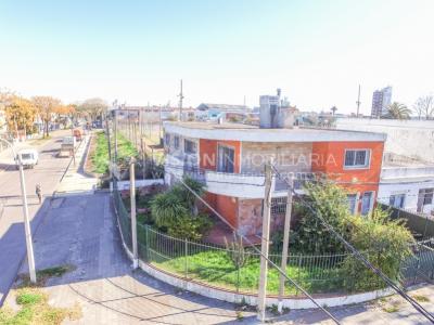 Casa en Venta de 3 Dormitorios, 2 Baños, Garaje, Jardín y Patio. 130 m2 construidos en Propiedad Horizontal -padrón de 290 m2-, en Malvín Sur a 50 mts. de Plaza Italia. U$ 220.000