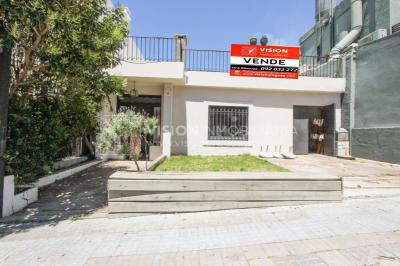 Padrón Único de 280 m2 en Punta Carretas a 50 mts. de Rambla. 132 m2 construidos. Ideal para proyectar su casa, edificio de 3 o 4 pisos, empresa, local gastronómico o restaurante, clínica, instituto u otro. Originalmente 2 dorm y 2 baños, garaje, pat