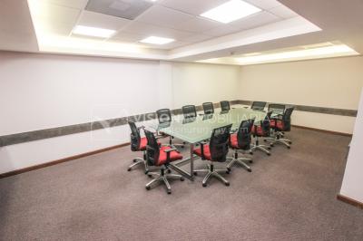 Alquiler de Oficina doble 5to Piso al Frente, 60m2 dos entradas dos baños, Pza Independencia esq Juncal Centro Ciudad Vieja