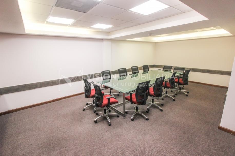 Alquiler de Oficina doble 5to Piso al Frente, 60m2 dos entradas dos baños, Pza Independencia esq Juncal Centro Ciudad Vieja-13