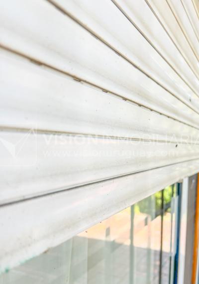 Venta de Casa en Santa Lucia del Este: 2 Dorm. y Baño, más Apto. 1 Dorm. y Baño. Estufa a Leña, Parrillero, Jardín, Fondo, Cochera Porsche, Cerco. 554 m2 de Terreno, 125 m2 construidos. a 150 mts de la Rambla. Se vende Totalmente Amueblada y Equipada