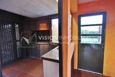 Espectacular Casa en Punta del Diablo a pasos del mar; piscina climatizada, barbacoa, chillout.