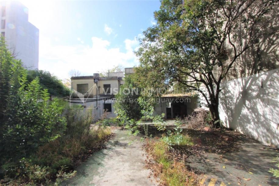 Padrón único de 641m2 en Pocitos con Casa de 13 ambientes, 302m2 construidos.-82