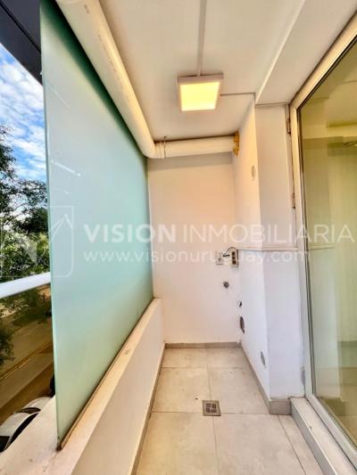 Apartamento en Venta en Pocitos / Punta Carretas.  Bajó de Precio!!  2 Dormitorios, uno en Suite con Vestidor.  2 Baños, Balcón, terminaciones Premium.  Se vende Amueblado. Tiene cómodo Garaje para 1 auto.  Piso 4 al frente.  Amenities: Barbacoa y Gy
