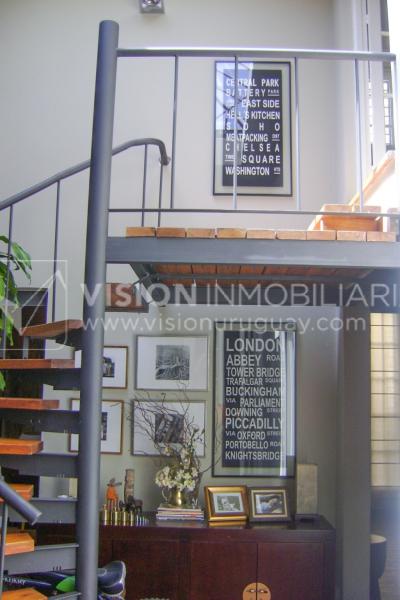 Casa de diseño, Padrón Único, Pocitos; 2 dorm en Suite, enorme salón doble altura, terreno 219 m2 con buen fondo y parrillero, 203 m2 construidos, Garaje.