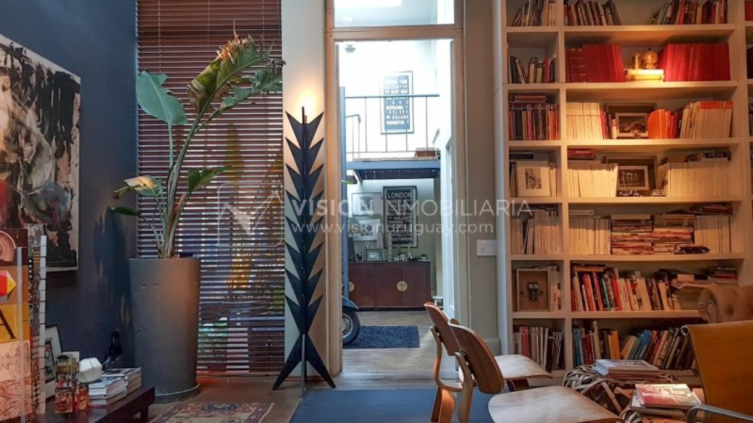 Casa de diseño, Padrón Único, Pocitos; 2 dorm en Suite, enorme salón doble altura, terreno 219 m2 con buen fondo y parrillero, 203 m2 construidos, Garaje.-8