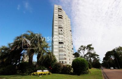 Apartamento en piso alto, 2 dorm. y servicio, muy amplios ambientes 118m2 con amenities y gran confort.