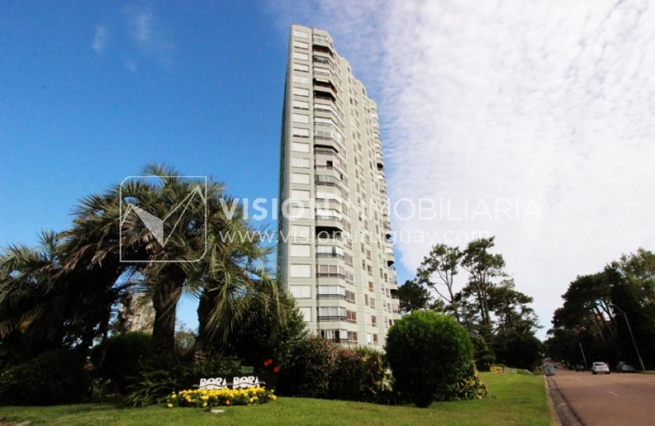 Apartamento en piso alto, 2 dorm. y servicio, muy amplios ambientes 118m2 con amenities y gran confort.-3