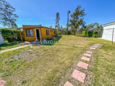 Venta conjunta de Dos Casas independientes en un gran terreno de 622 m2, una de 2 Dormitorios y 1 Baño, la otra de 1 Dormitorio y 1 Baño, Parrillero, Garaje. Barrio Español del balneario Atlántida, 8 cuadras al Norte de la Interbalnearia por Ruta 11.